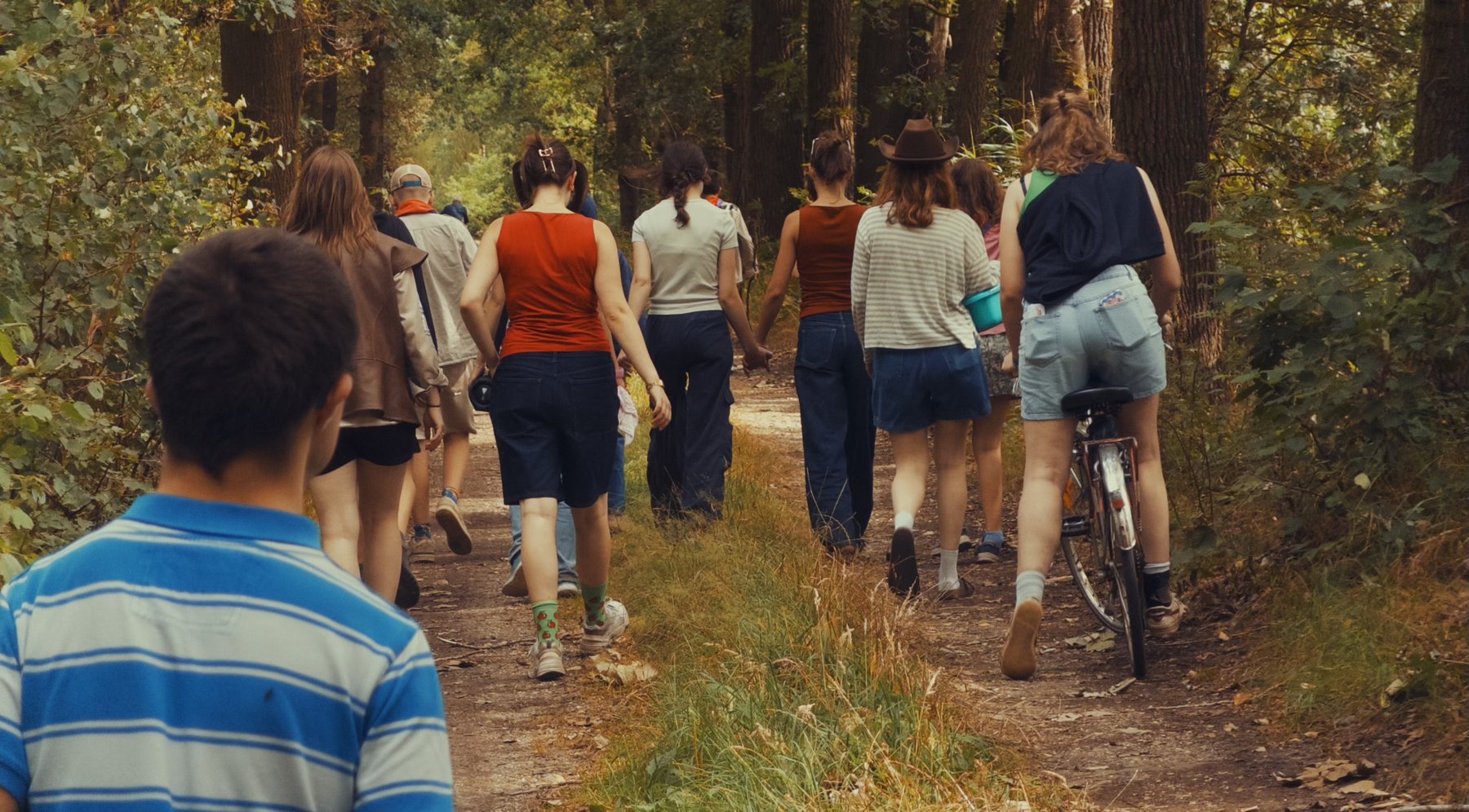 Samen op tocht door het bos