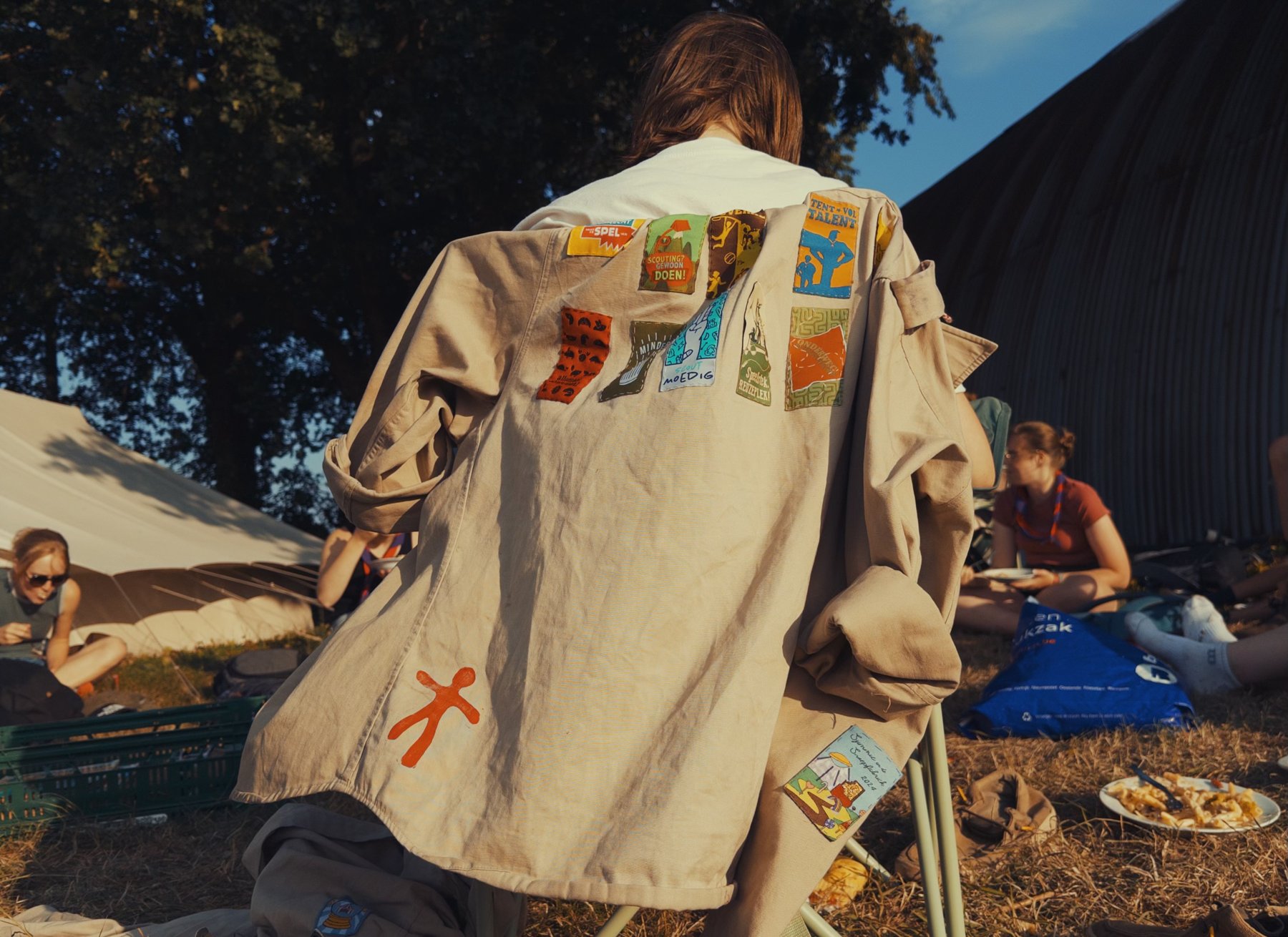 Sjim-scouts bij de kamptenten