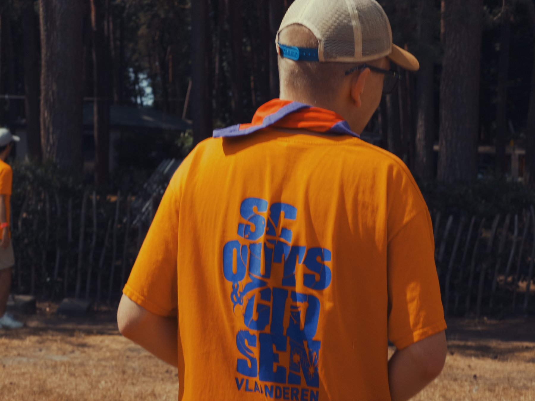 Een scout met das tijdens een buitenactiviteit