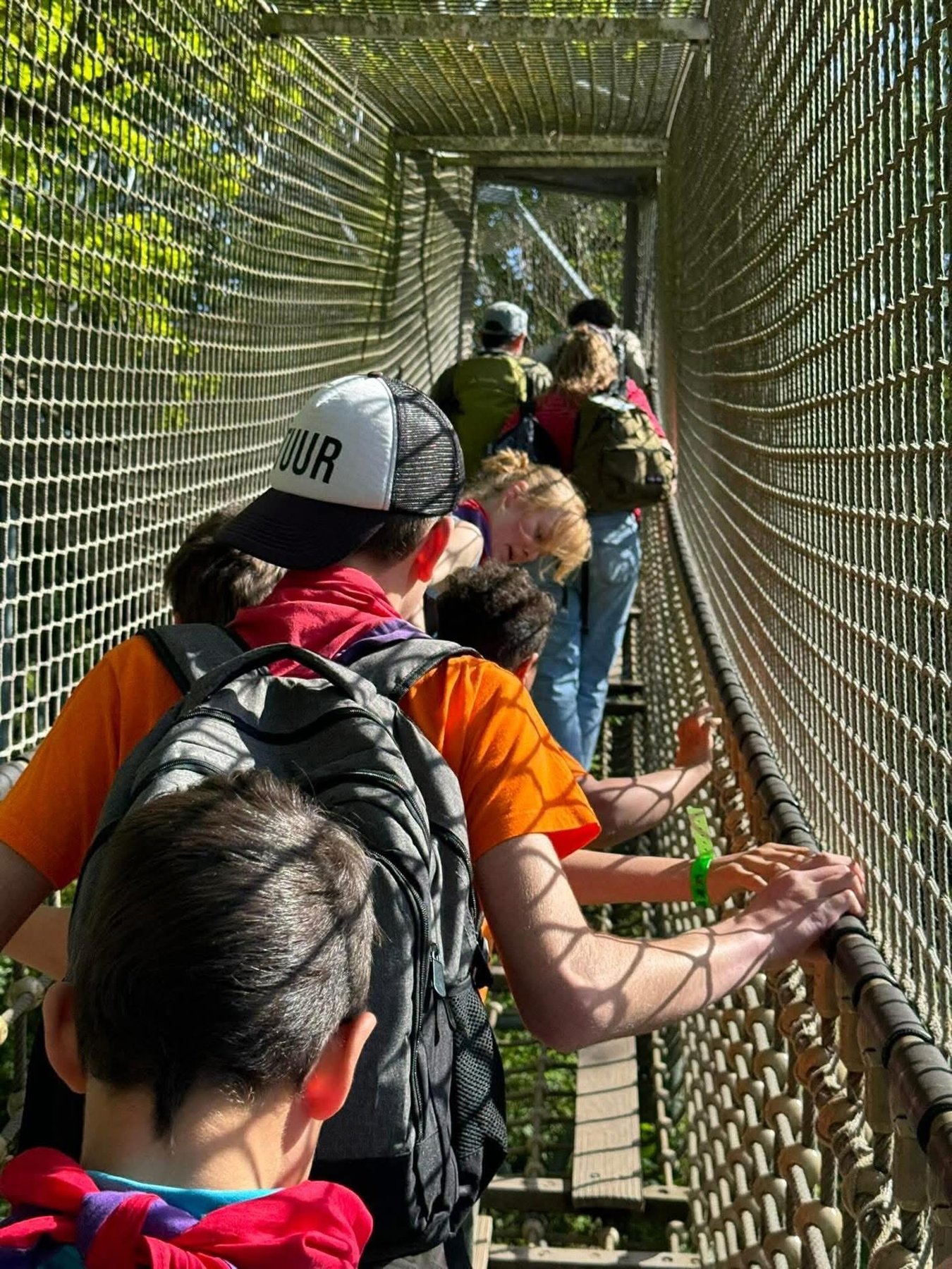 Samen over een hangbrug